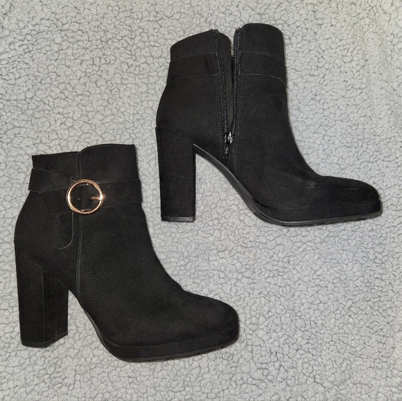 Elegant Black Ankle Boots with Gold Buckle - Picture 5 of 6